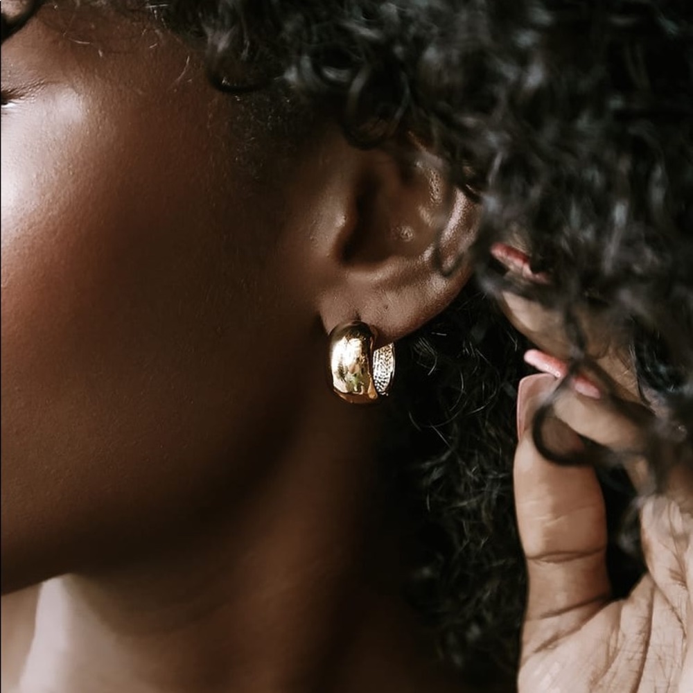 Lulu’s Gold Mini Hoop Earrings